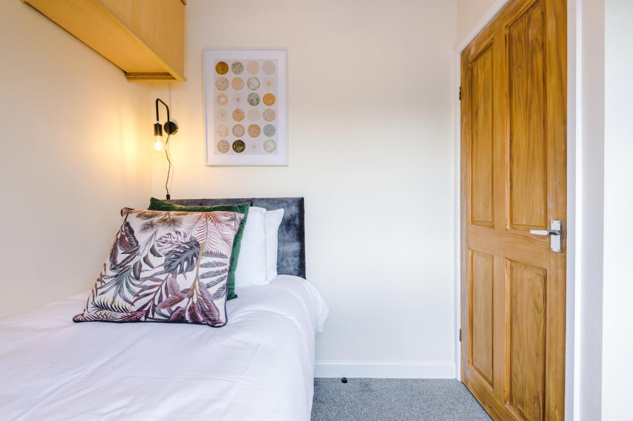 Charming 3-Bed Cottage In Chester, Ideal For Families & Workers, Free Parking - Sleeps 7 Luaran gambar